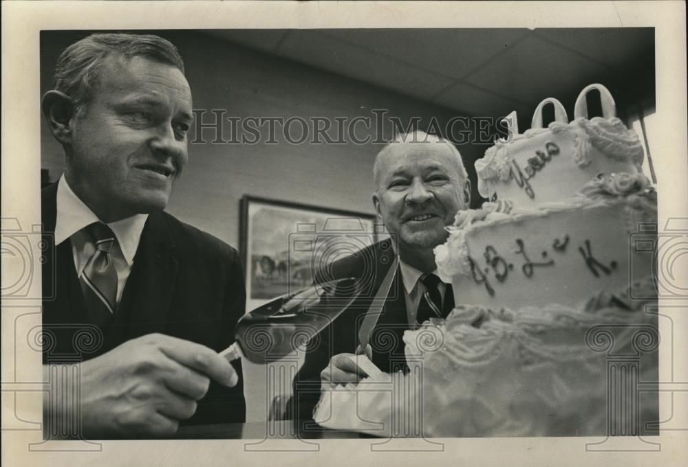 1970 Press Photo Tom McCall ad William Johnson cutting birthday cake - ora52378 - Historic Images
