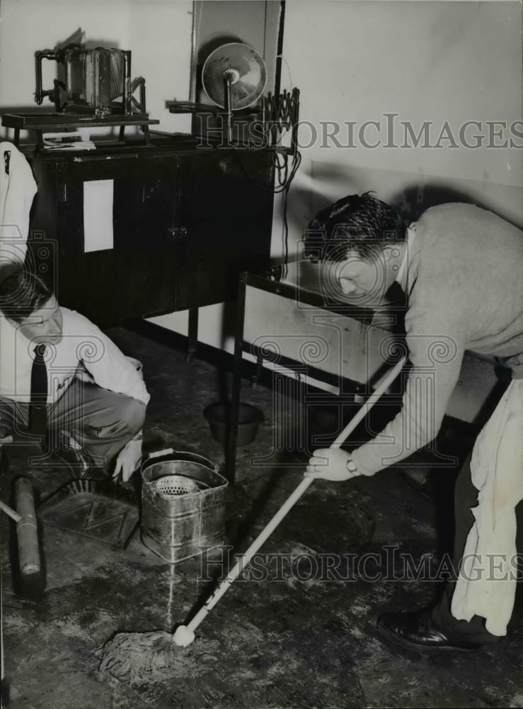 1948 Press Photo Photographers Carl Vermily (left) and Allan deLay - orb49147 - Historic Images