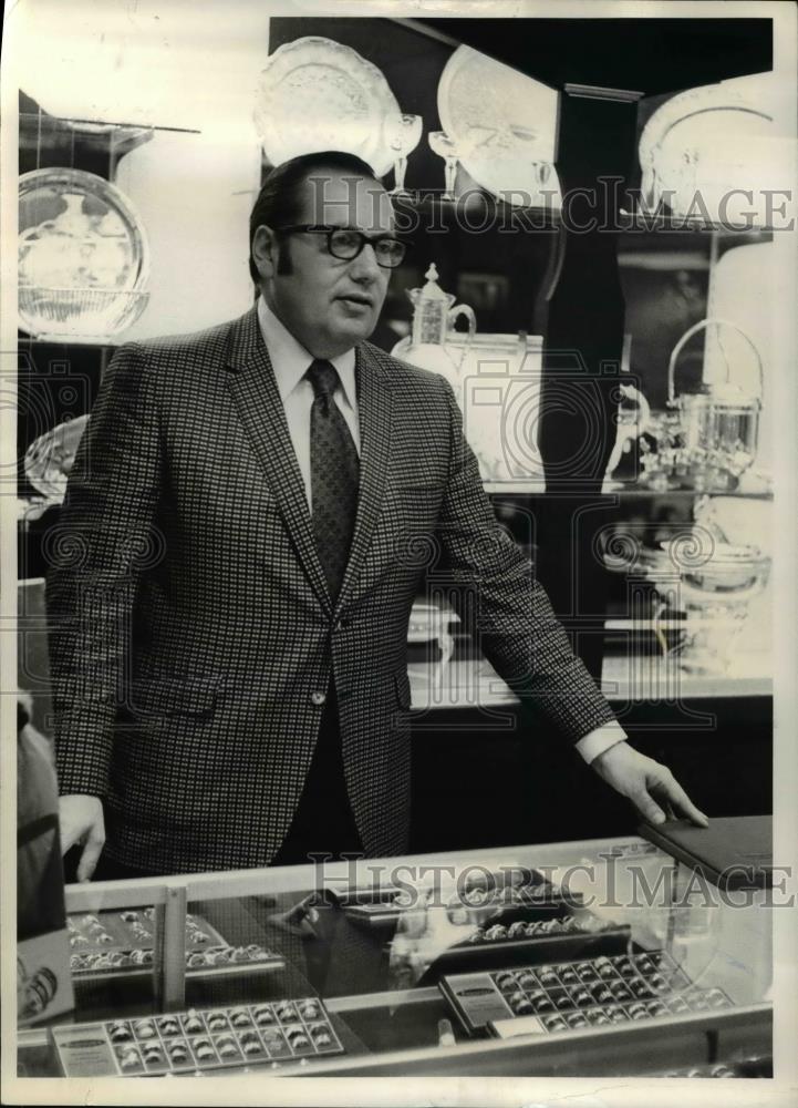1972 Press Photo Jewelry Store Owner, Abe Morris opens shop again after flooding - Historic Images