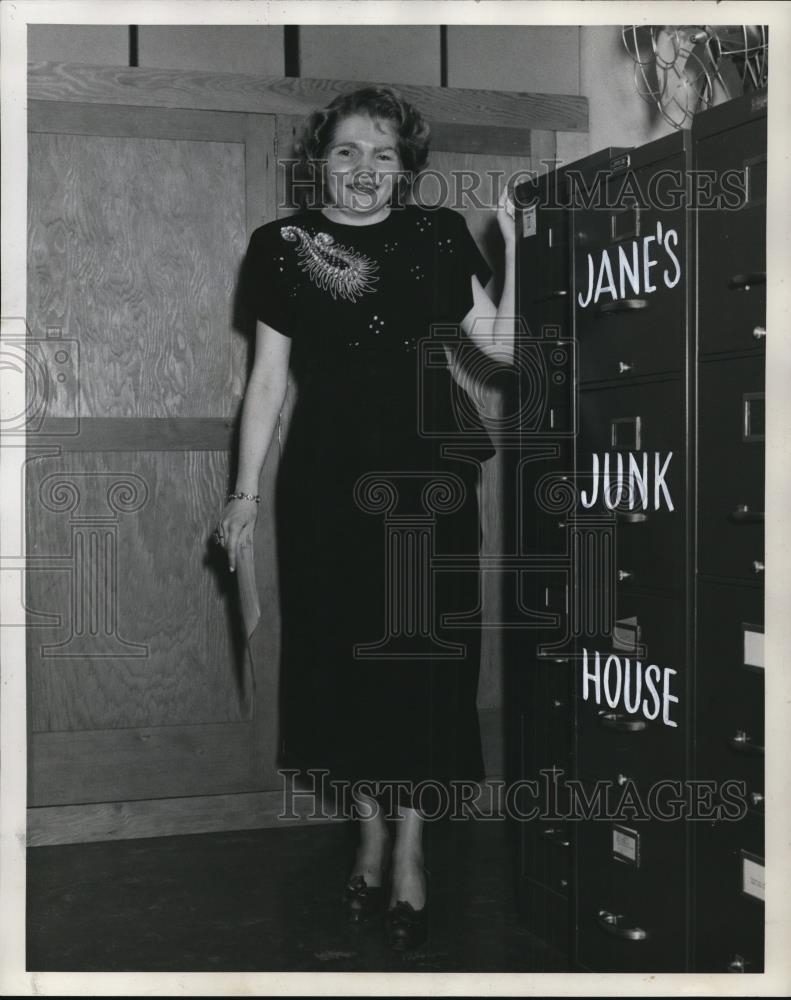 1949 Press Photo Blonde Jane Mogren Cleans out Junk House - ora66756 - Historic Images