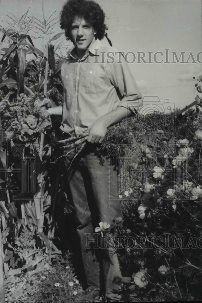 1975 Press Photo Corn, lettuce, carrots & flowers by Linfield College - orb44098 - Historic Images