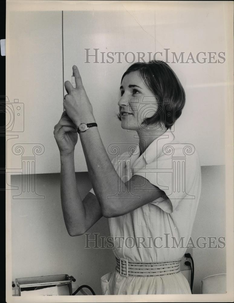 1960 Press Photo Annick de Bruin associate nurse at Lake Erie College - Historic Images