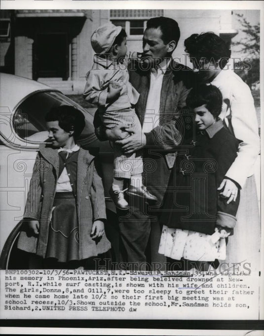 1956 Press Photo Edward Sandman & family at Pawtucket NJ, amnesia victim - Historic Images