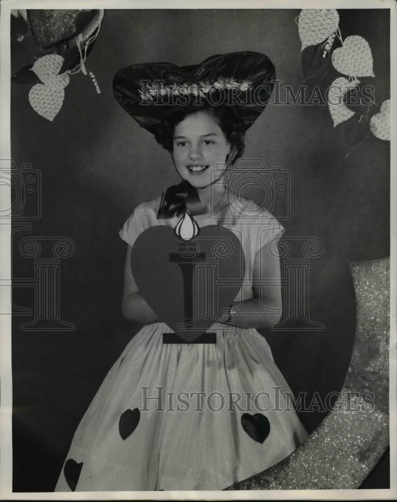 1958 Press Photo Ssan Kasper named America&#39;s Valentine Girl for 1958 Heart Fund - Historic Images