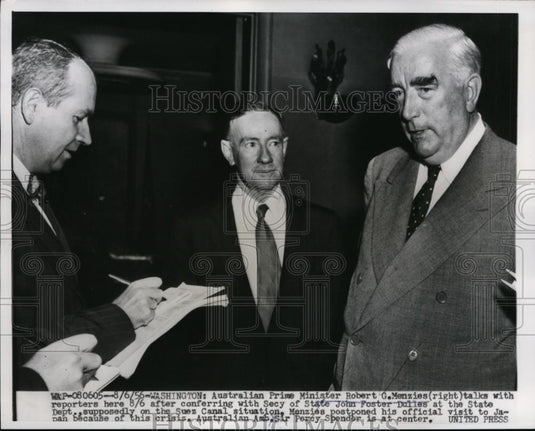 1956 Press Photo Australian Prime Minister Robert Menzies Talks With Reporters - Historic Images