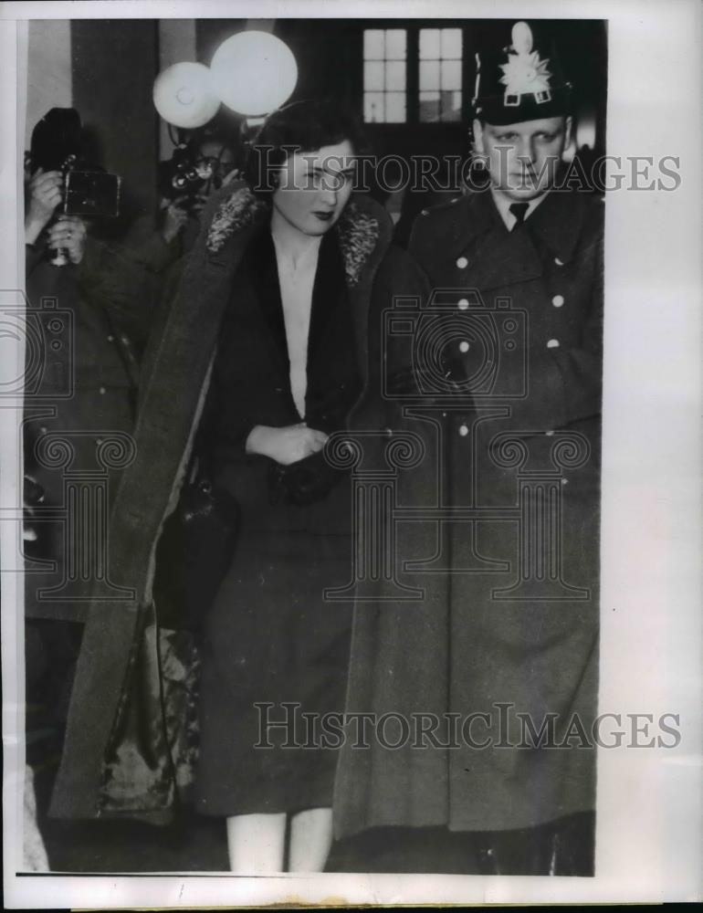 1959 Press Photo Irmgard Sohmiot Escorted By A Berlin Policeman After Her Trial - Historic Images