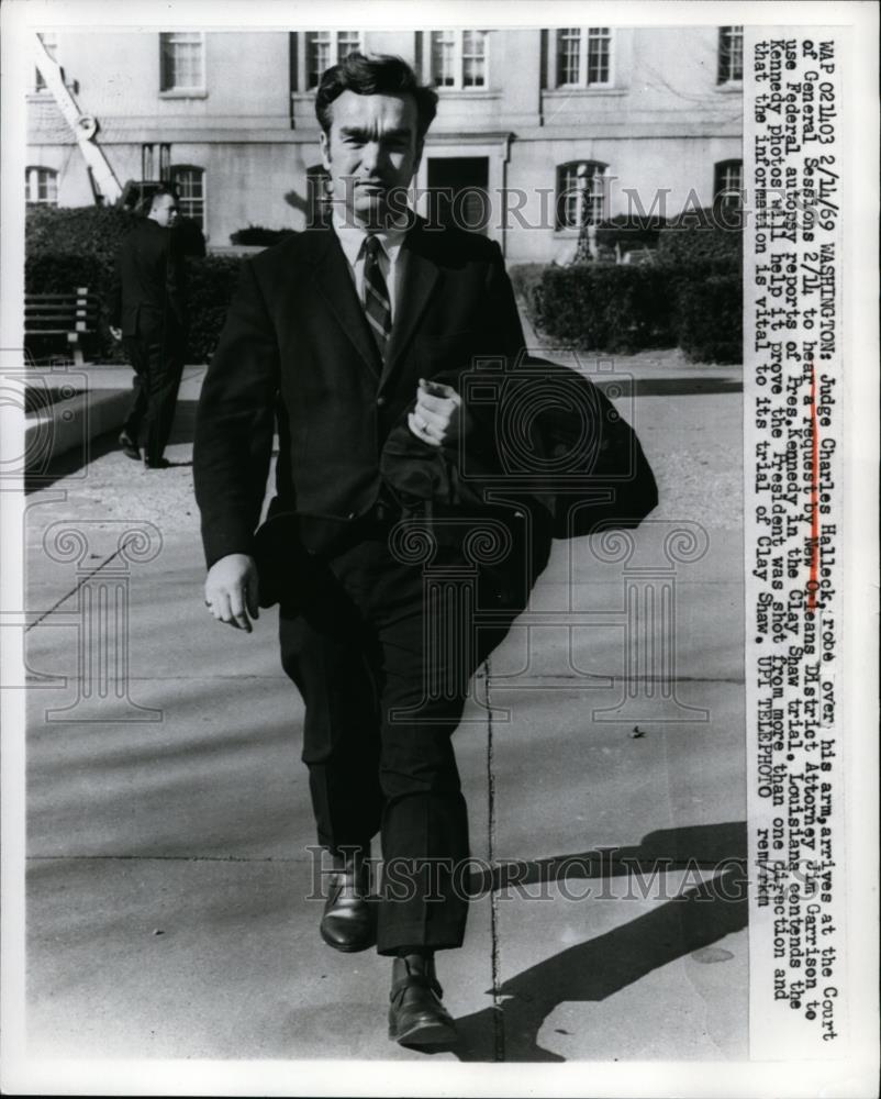 1969 Press Photo Judge Charles Halleck in Pres.John Kennedy Assassination Trial - Historic Images