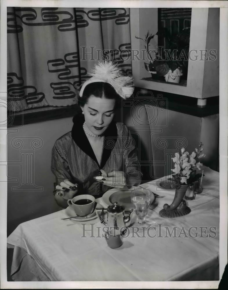 1951 Press Photo A woman using saccharin to sweeten her coffee - nee89881 - Historic Images