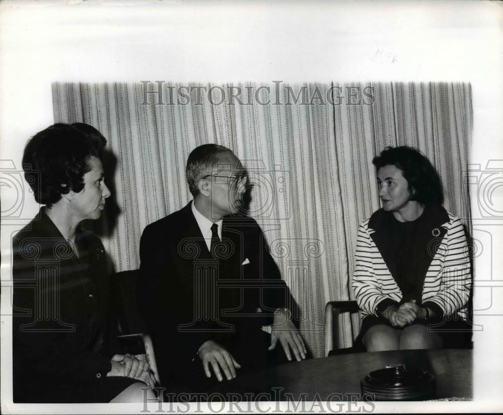 1969 Press Photo Wives of hijacked aboard the U.S.Airlined with UN Sec.GenThant - Historic Images