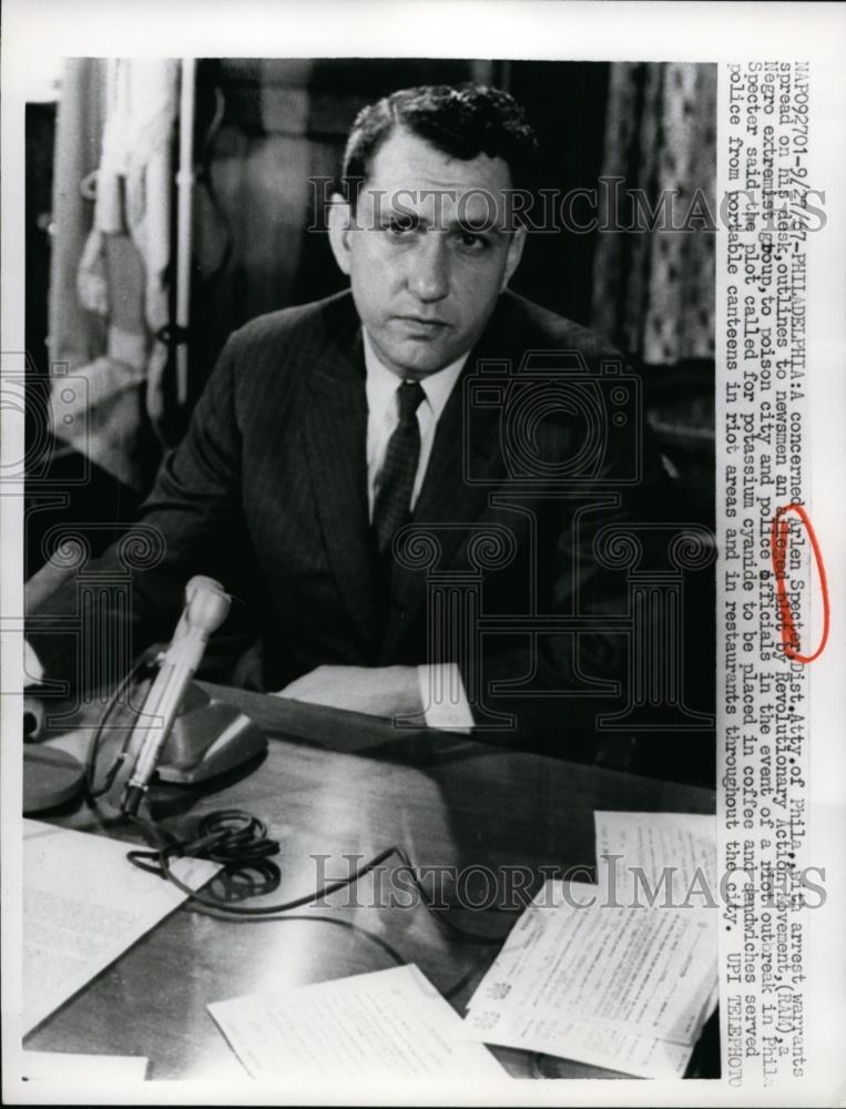 1967 Press Photo Arlen Specter Dist. Atty of Phila. with arrest warranty - Historic Images