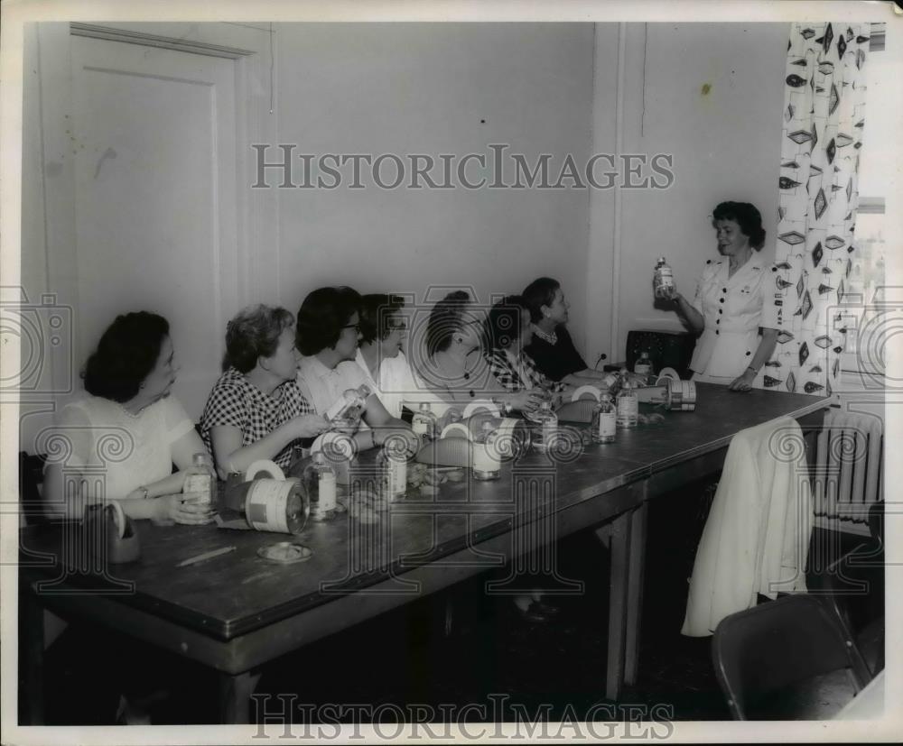 1956 Press Photo Ohio Bell employees at Red Cross demo. - Historic Images