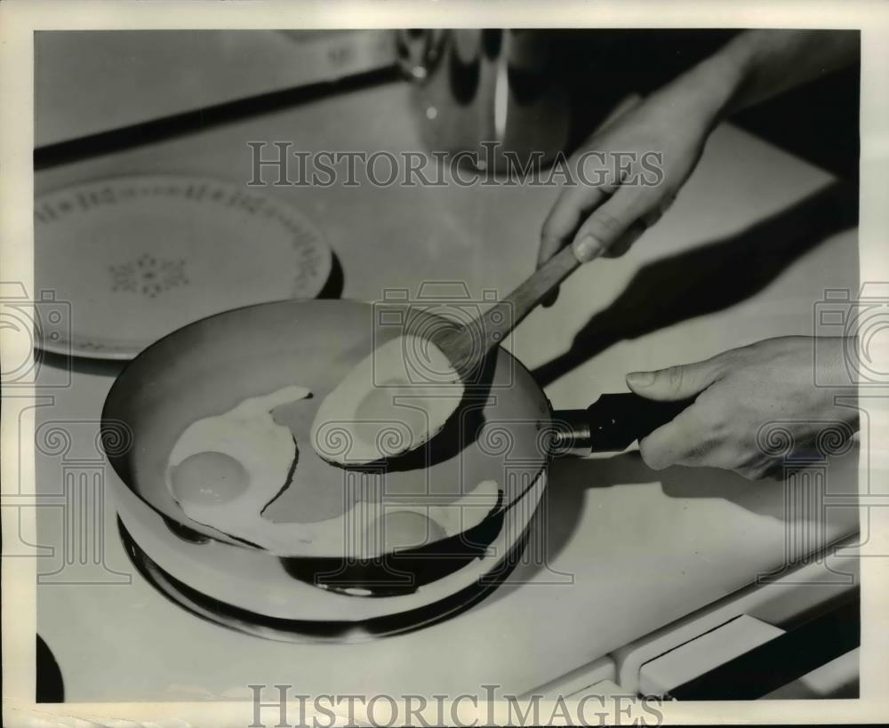 1961 Press Photo &quot;Fatfree&quot; Fry Pan By Ecko - nee90639 - Historic Images