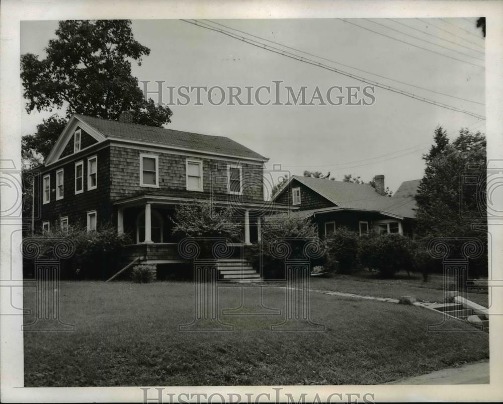 1945 Press Phot Mr &amp; Mrs Charles Milton home where sailor shot and Killed - Historic Images