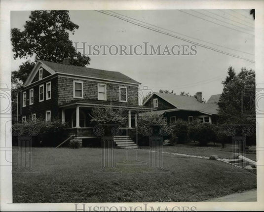1945 Press Phot Mr & Mrs Charles Milton home where sailor shot and Killed - Historic Images
