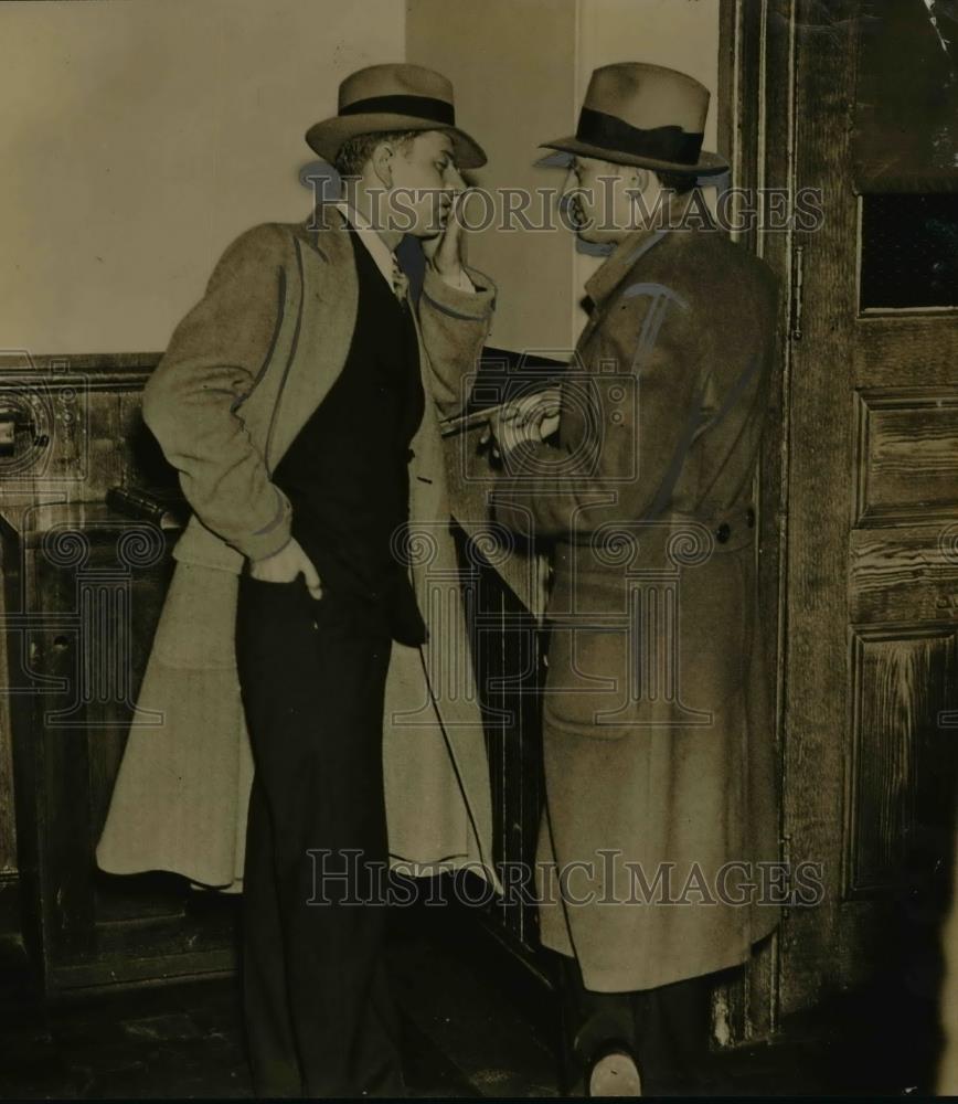 1933 Press Photo Arthur John Hoffman &amp; George Goodman have a disscussion - Historic Images