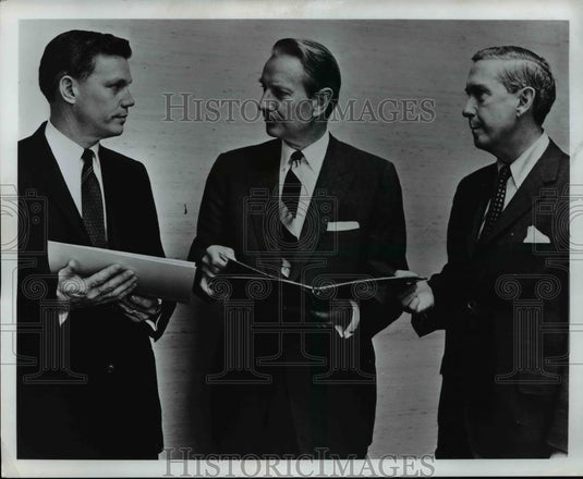 1967 Press Photo Official of American Assn of Nurserymen Landscape Award Program - Historic Images