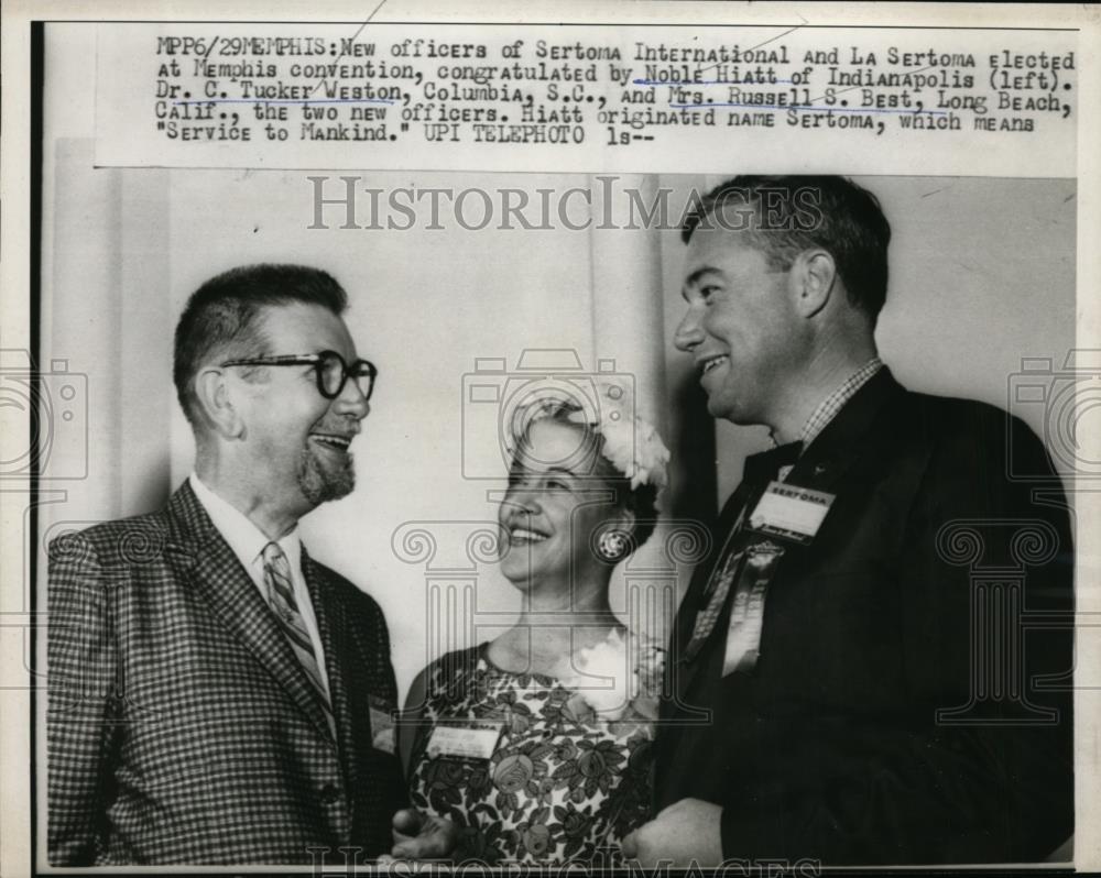 1959 Press Photo Noble Hiatt, Dr. Tucker Weeston, And Mrs.Russell Best - Historic Images