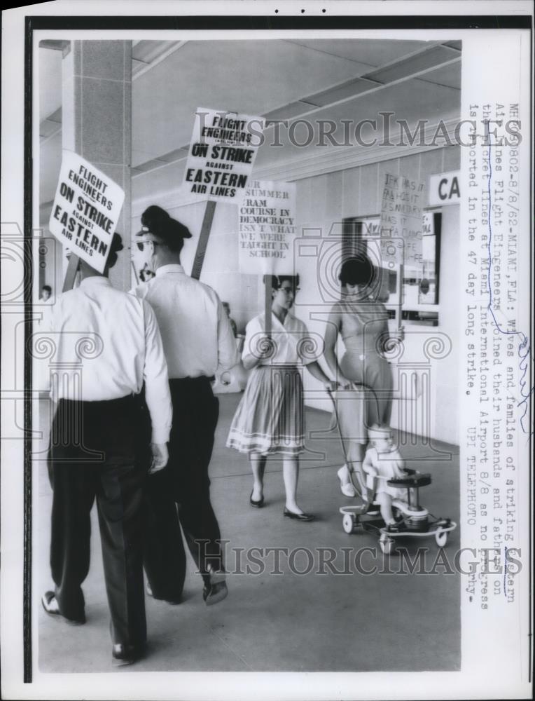1962 Press Photo Striking Eastern Airlines workers & families in Miami - Historic Images