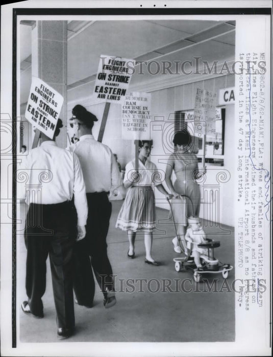 1962 Press Photo Striking Eastern Airlines workers & families in Miami - Historic Images