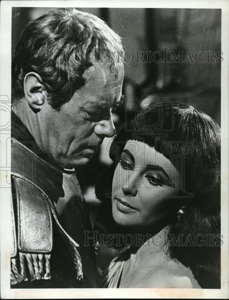 Press Photo Elizabeth Taylor in a Movie Scene with Unidentified Actor - Historic Images