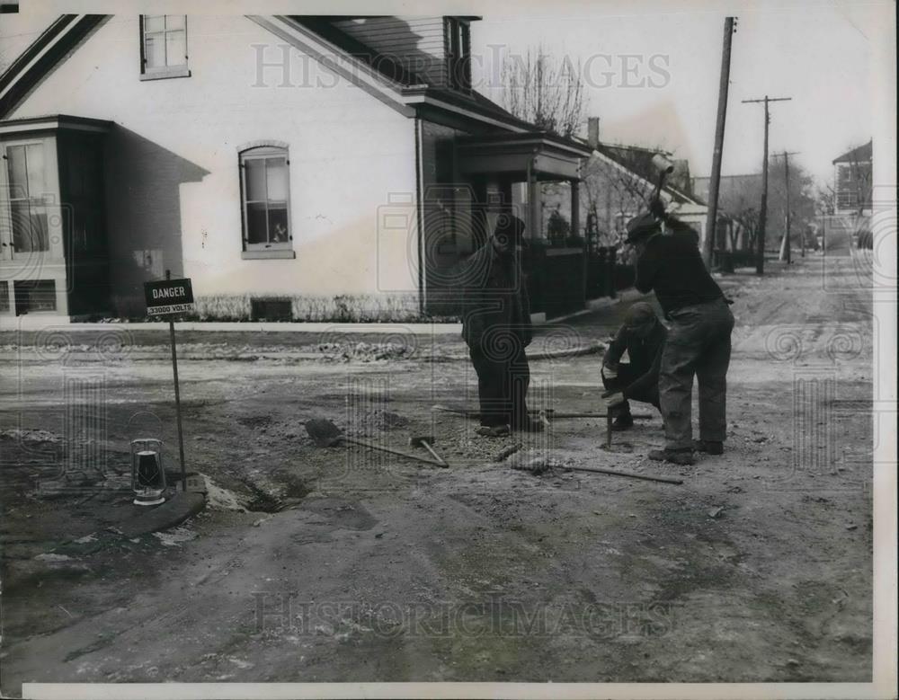 1936 Press Photo Workmen of Belleville Illseek leak in main gas line in street - Historic Images