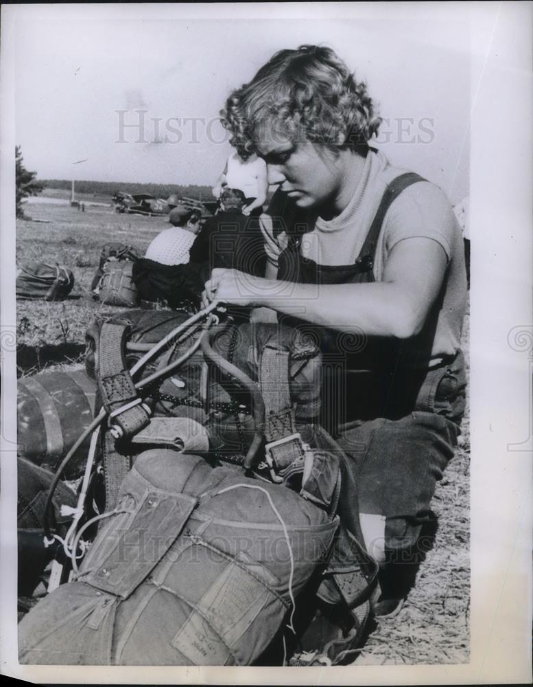 1957 Press Photo L Maznichenko readies parachute for jump at Chaika Airfield - Historic Images