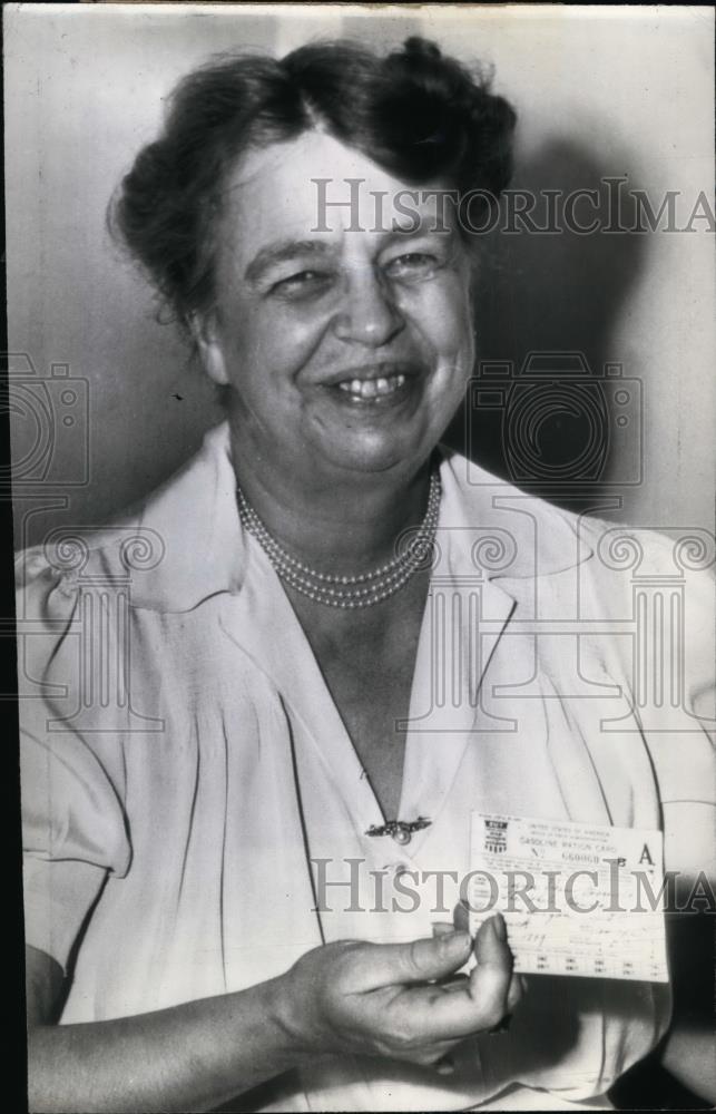 1942 Press Photo Mrs Eleanor Roosevelt shows her class A gasoline rationing card - Historic Images