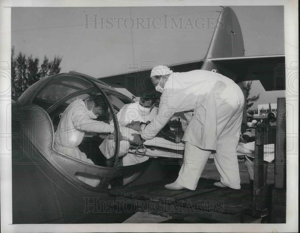 1948 Press Photo Tabutha Maudlin from U.S Navy Plane flies Polio Victim to Hosp - Historic Images