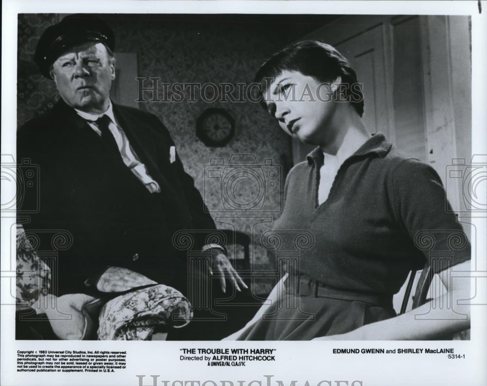 1955 Press Photo Edmund Owen &amp; Shirley MacLaine in The Trouble with Harry - Historic Images