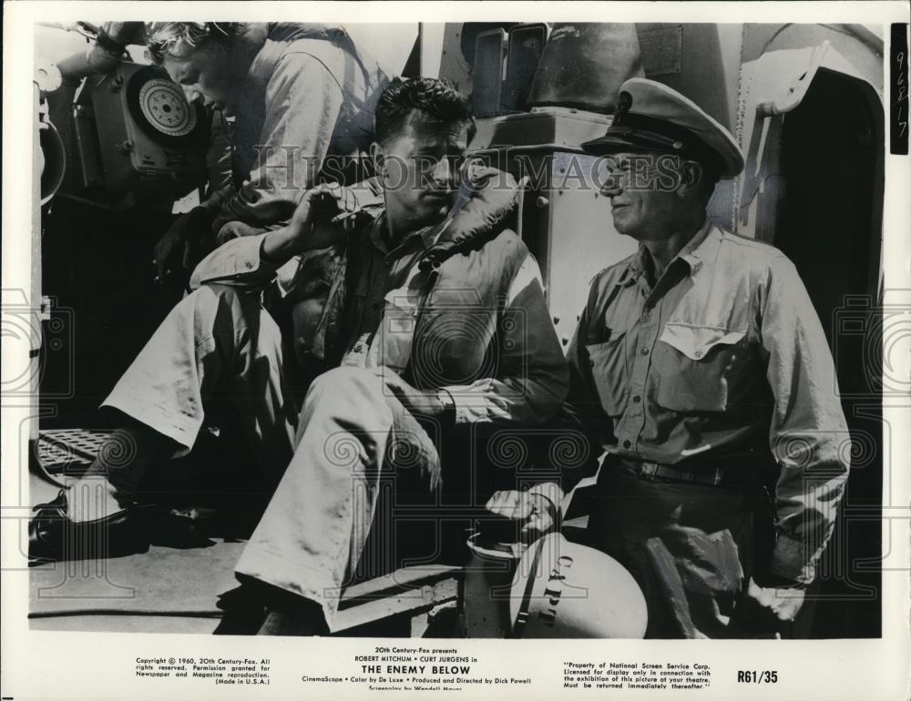 1961 Press Photo Robert Mitchum &amp; Curt Jurgens un The Enemy Below - cvp78593 - Historic Images