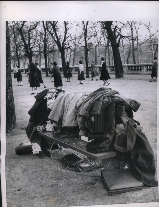 1957 Press Photo Palais Royal gardens in Paris France citizens enjoy springtime - Historic Images
