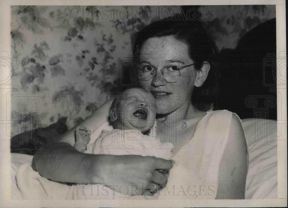 1938 Press Photo Mrs William B Yates &amp; baby Doris in Washington DC - neb67016 - Historic Images