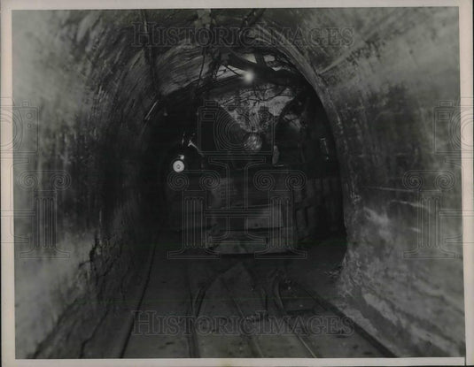1937 Press Photo Chicago's 1st freight train tunnel & sit down strikers - Historic Images