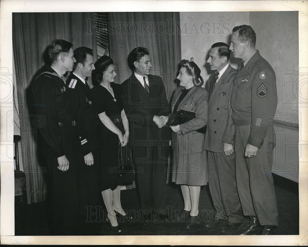 1945 Press Photo Harriet Evans thanks Soviet Consul Gen Pavel Mikhailov - Historic Images