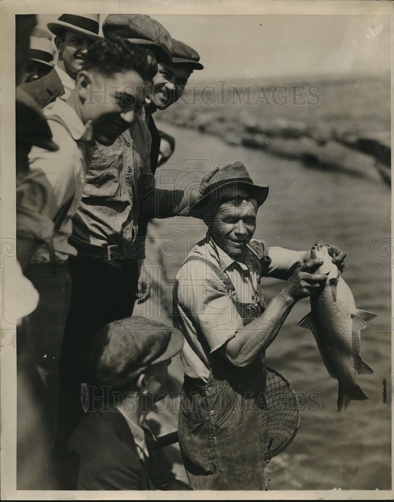 1932 Press Photo Gus Taylor catched a big fish - Historic Images