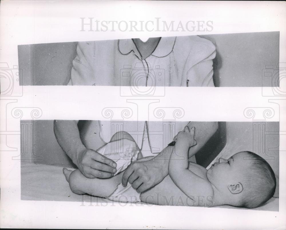 1949 Press Photo A plastic coated diaper invented by Rand for babies - Historic Images