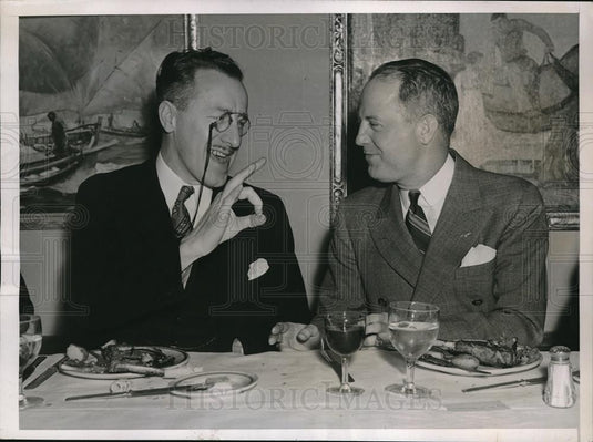 1937 Press Photo Capt RR Blythe rep of Lindbergh & Major William Robertson NYC - Historic Images