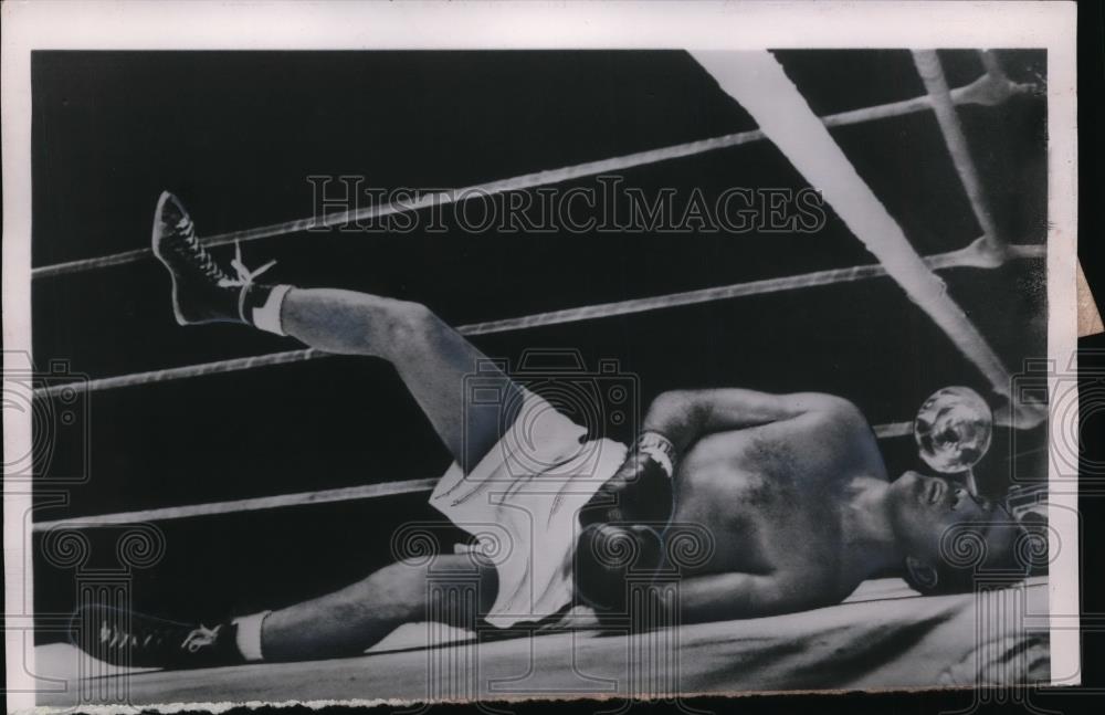 1954 Press Photo Joe Maxim hits canvas vs Archie Moore in Miami Florida bout - Historic Images