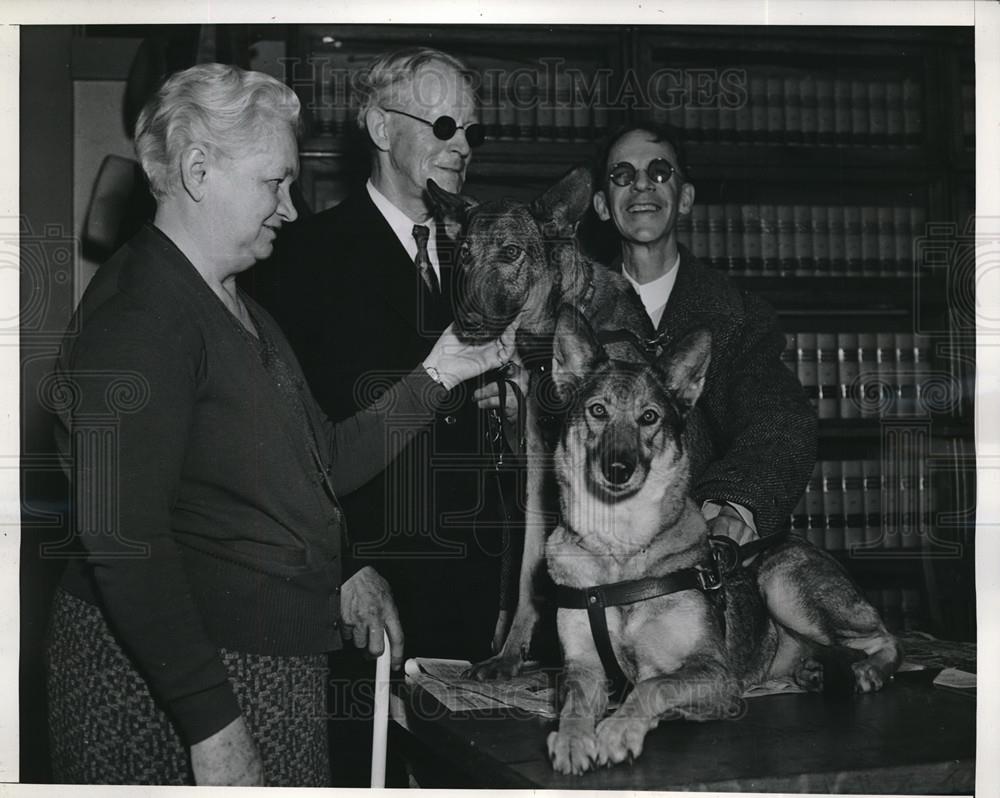 1937 Press Photo Dr.Clyde Wilson, blind with his seeing dog Elsa and Judy - Historic Images