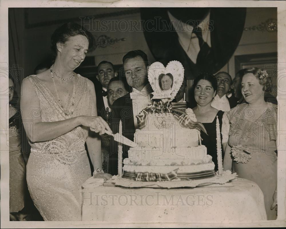 1937 Press Photo Mrs Franklin Roosevelt cuts birthday cake at birthday ball - Historic Images