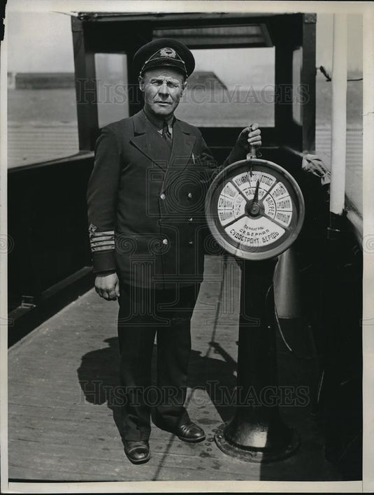 1934 Press Photo Captain August Oupmal at wheel of Soviet freighter SS Kim - Historic Images