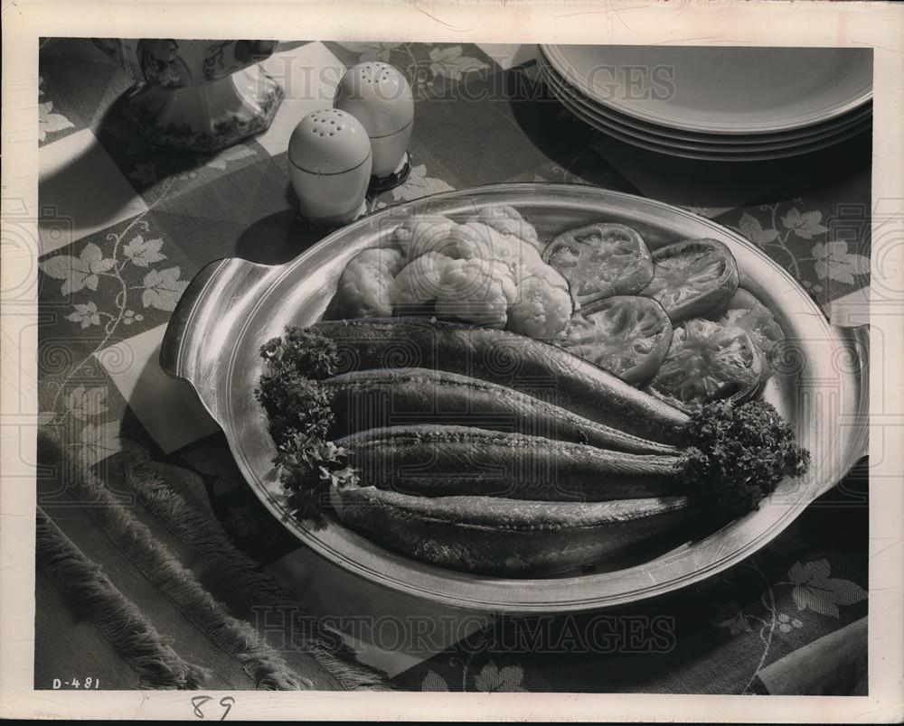 1952 Press Photo Tender,White fleshed frozen whiting broiled with slice tomato - Historic Images