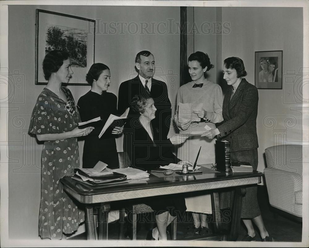 1938 Press Photo Camp Fire Girls executives submit reports Mrs Elbert Williams - Historic Images