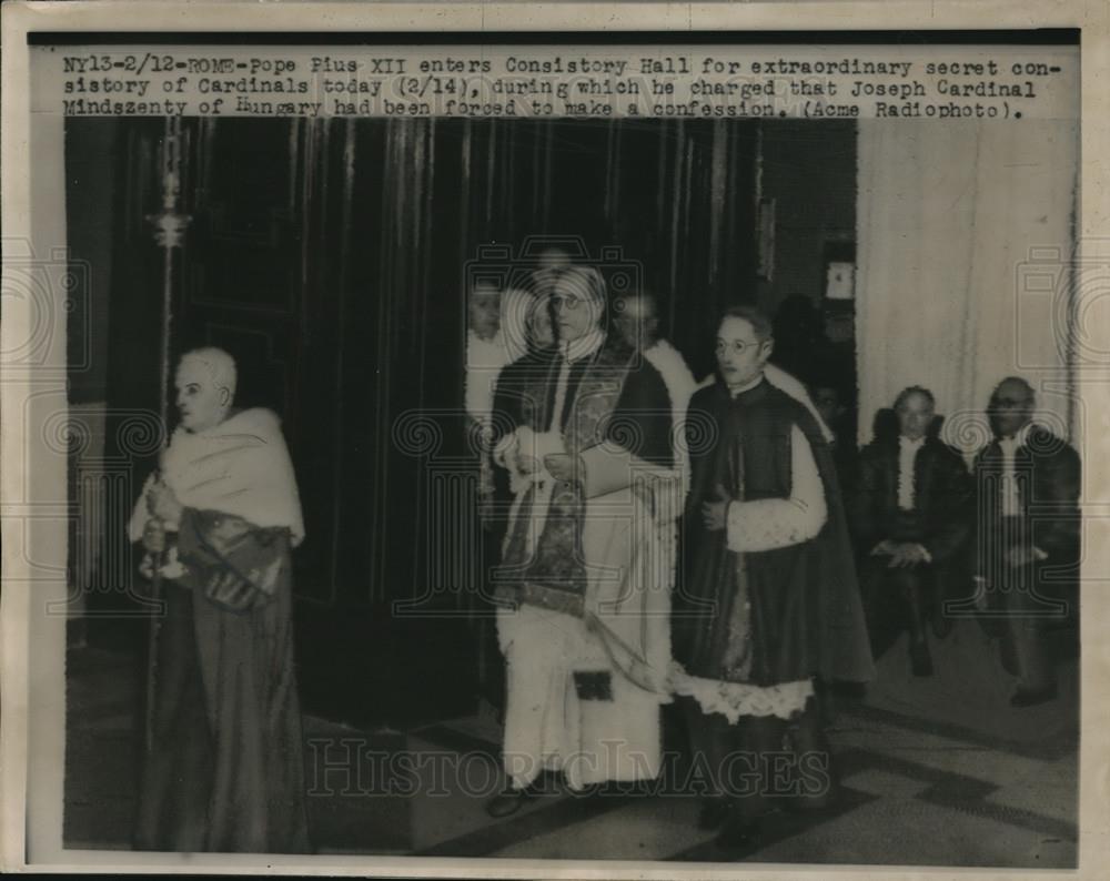 1949 Press Photo Pope Pius XII enters Consistory Hall for consistory of cardinal - Historic Images