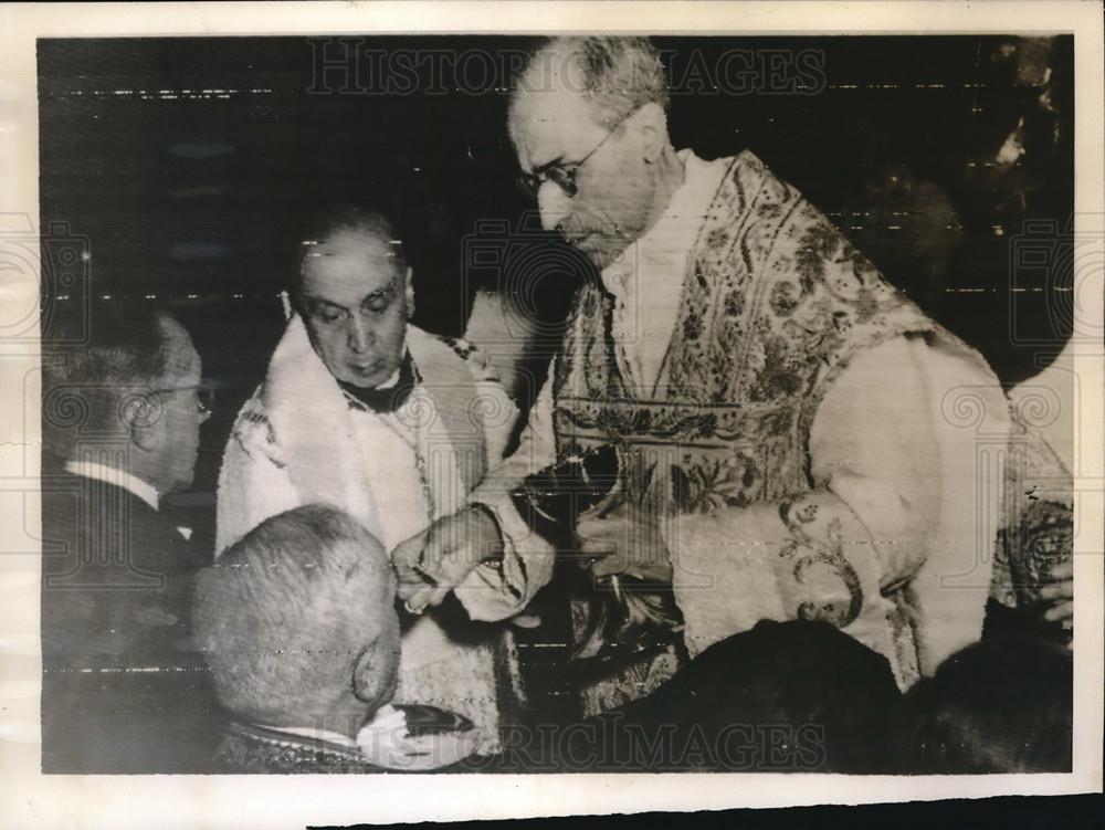 1944 Press Photo Pope Pius XII gives communion during Christmas Day Service - Historic Images