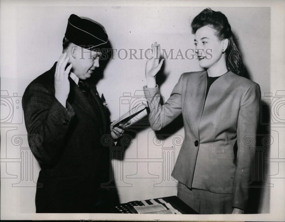 1945 Press Photo Mrs Robert Rogers &amp; Disabled Veterans ED Ikenberry in CO - Historic Images