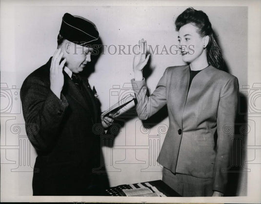 1945 Press Photo Mrs Robert Rogers & Disabled Veterans ED Ikenberry in CO - Historic Images