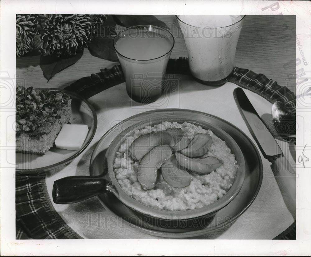 1952 Press Photo Citrus Juice,Oatmeal with apple slice, cereal bread, butter - Historic Images