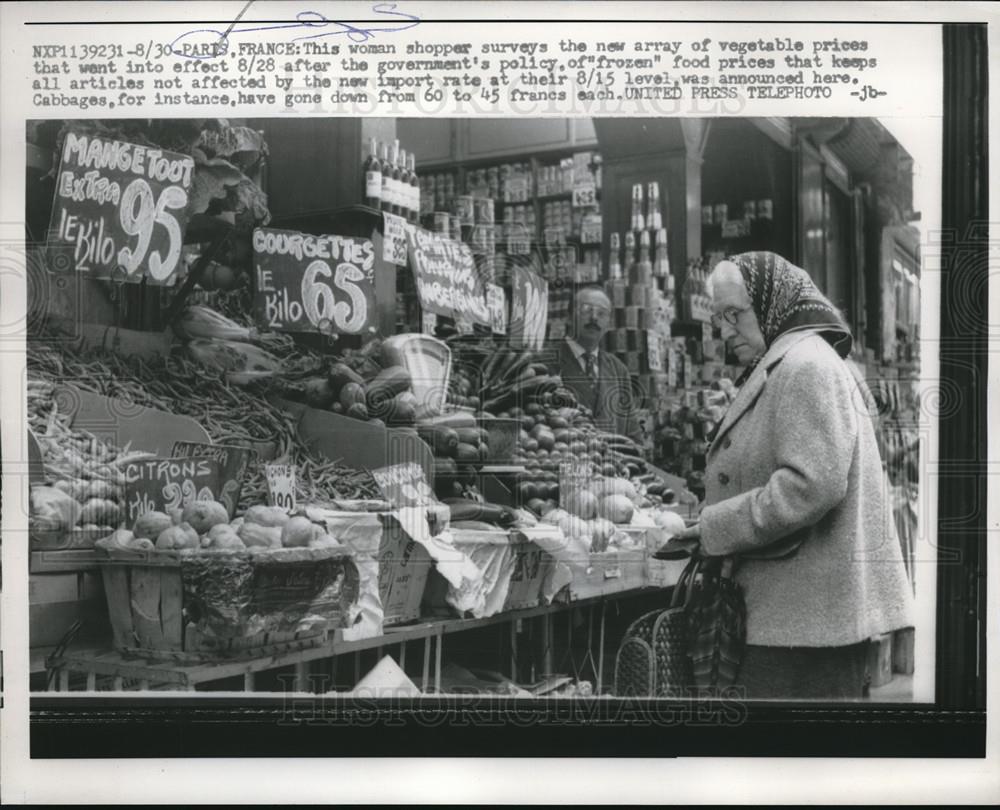 1957 Press Photo Woman shopper check prices after France Policy of Frozen prices - Historic Images