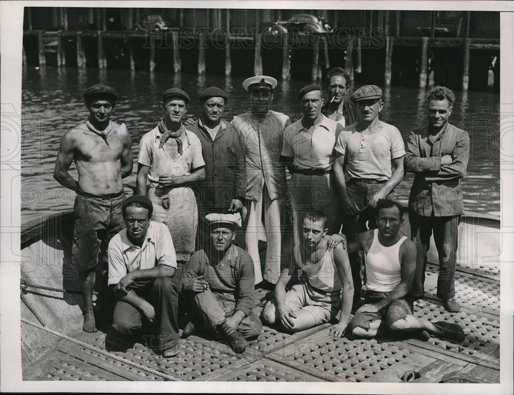 1938 Press Photo Crew of the Italian Ship Falco searched for reputed treasures - Historic Images